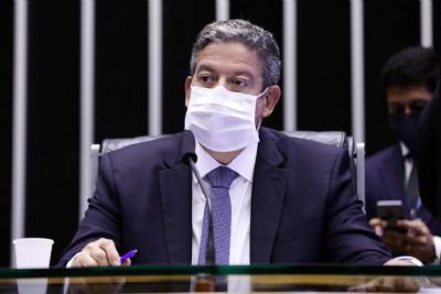 Arthur Lira cobra de Bolsonaro redução nos preços da gasolina e do gás de cozinha