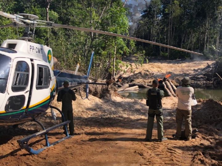 Fiscalização estadual destrói trator, acampamentos e acessos clandestinos a áreas de preservação em Mato Grosso